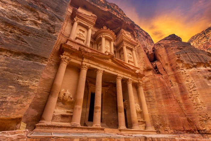 Petra magnificent walk living right Virtual tours of ancient monuments